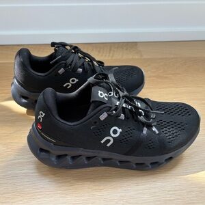 On Cloud Cloudsurfers Women’s size 5